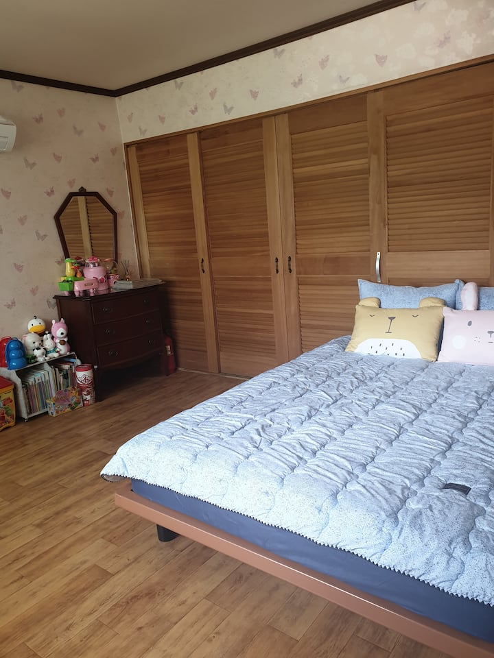 Malá izba s detskými hračkami. K dispozícii je menšia manželská posteľ, ale je to celkom pokojné a je tu klimatizácia ~