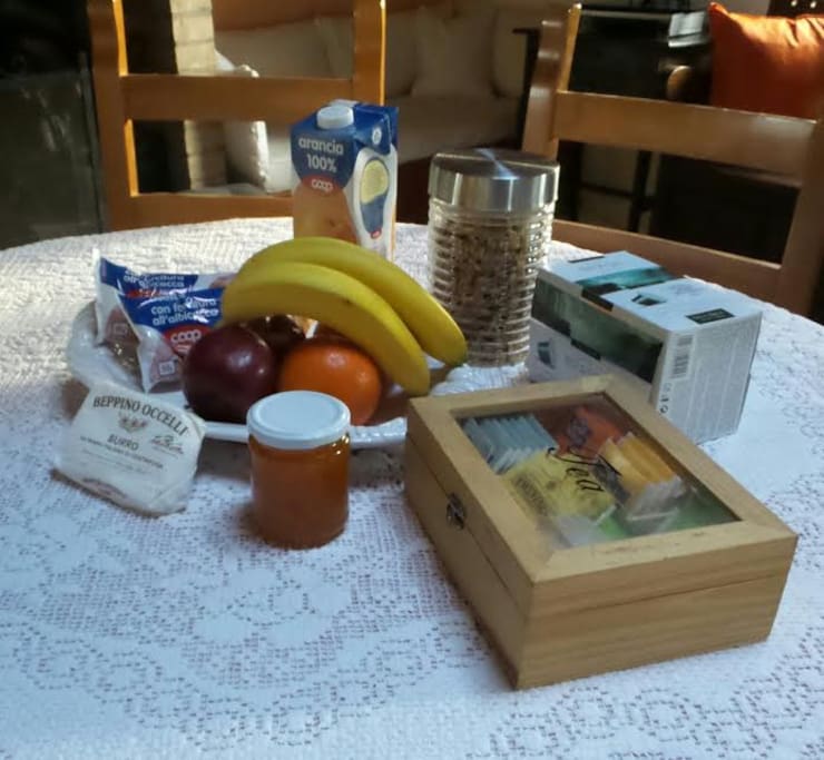 Gratis für das erste Frühstück mit eigener Marmelade, frisches Brot, Kaffe, Tee, Saft, Butter, Früchte und Milch