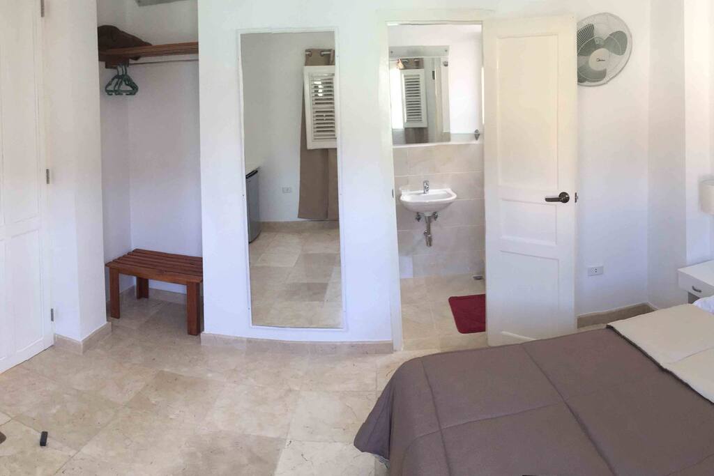 Closet y baño en la habitación