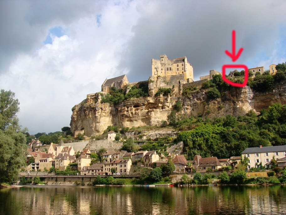 la maison, dominant le village classé de Beynac