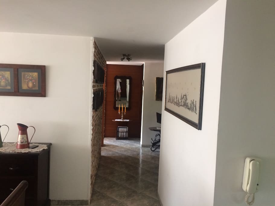 Esta es una vista del corredor del apartamento, por el cual se accede a la alcoba.