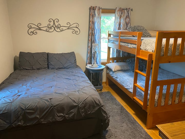 Slaapkamer op de begane grond met stapelbedden. 