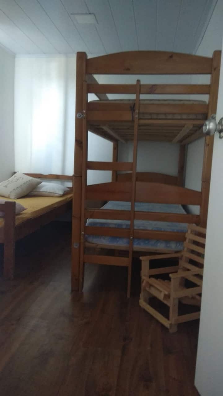 Druga spavaća soba. Kreveti na kat i jednostruki krevet