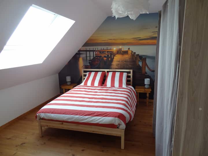 เตียงคู่ (140x200) ในห้องนอนชั้น 1