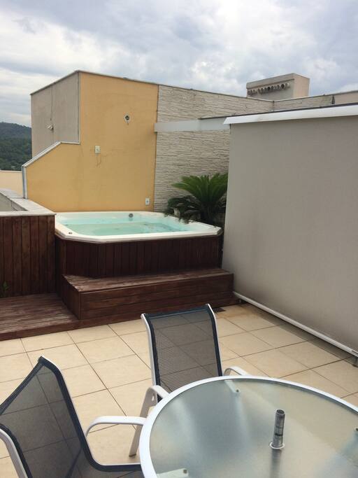 Divertido espaço gourmet com spa