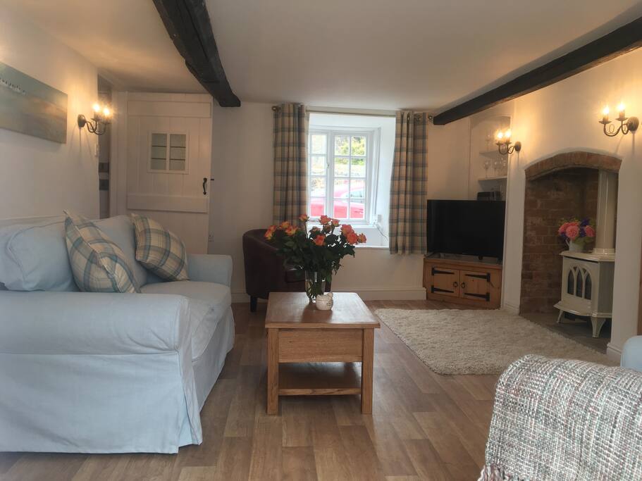 Sitting room with smart TV & wifi