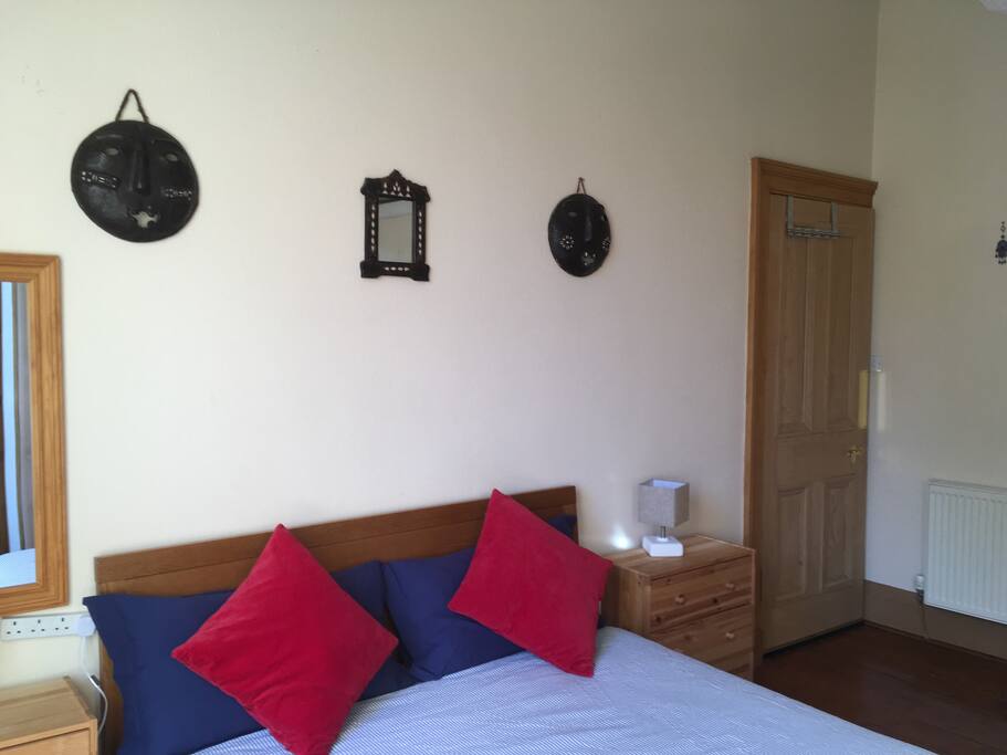 En-suite bedroom with view on the garden