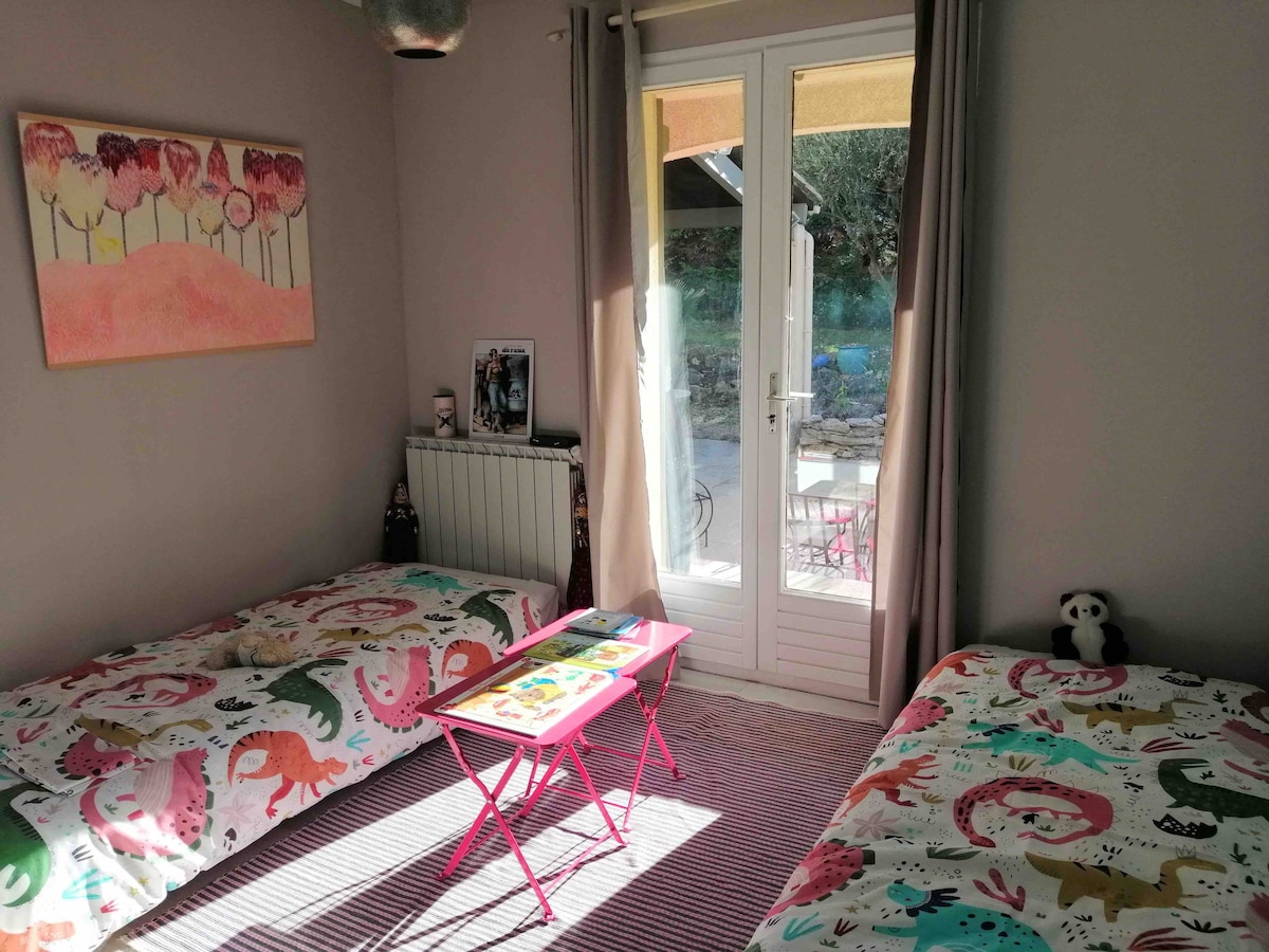 房间有2张单人床，可以连接成160张床。 可使用泳池和花园。 儿童游戏、书册和玩具