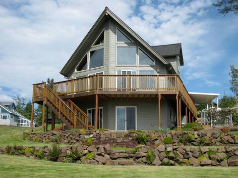 Beautiful Coastal Retreat  2600 sq ft