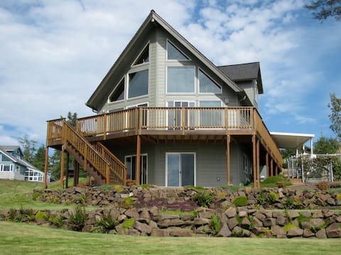 Beautiful Coastal Retreat  2600 sq ft