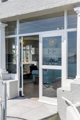 Enjoy a Stunning View from This Seaside Apartment gallery image 4