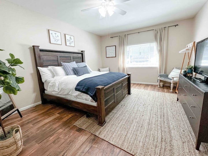 Chumba kikuu cha kulala chini na bafu lake mwenyewe. 