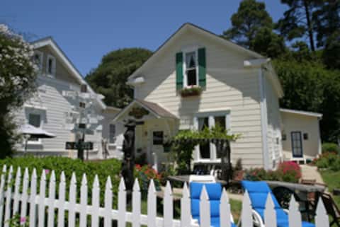 Successful Airbnb property: One Bedroom apartment for 2, Dog Friendly in Cambria