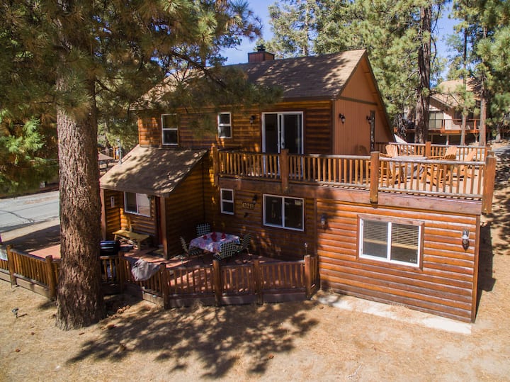 Ski Slope Views - 2 Decks, Fire Pit, Mini Arcade - Big Bear Lake, CA