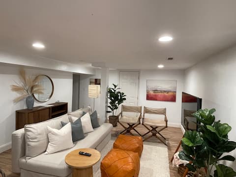 Upscale, Full Kitchen, 2-Bed Apt, 10 miles to DC!