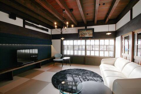 An ancient private home that was 100 years old was renovated.　Fully equipped with a rock bath and sa
