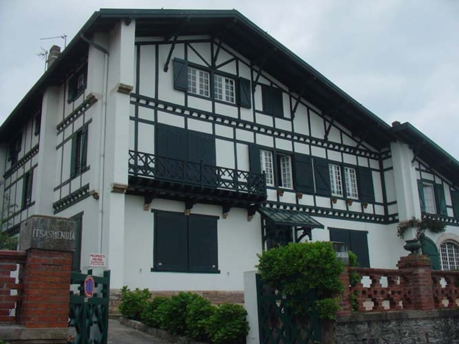House front: the appartement is at the top