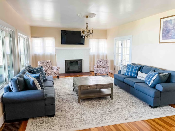 Large Lakefront Retreat On Pistakee Lake - McHenry, IL
