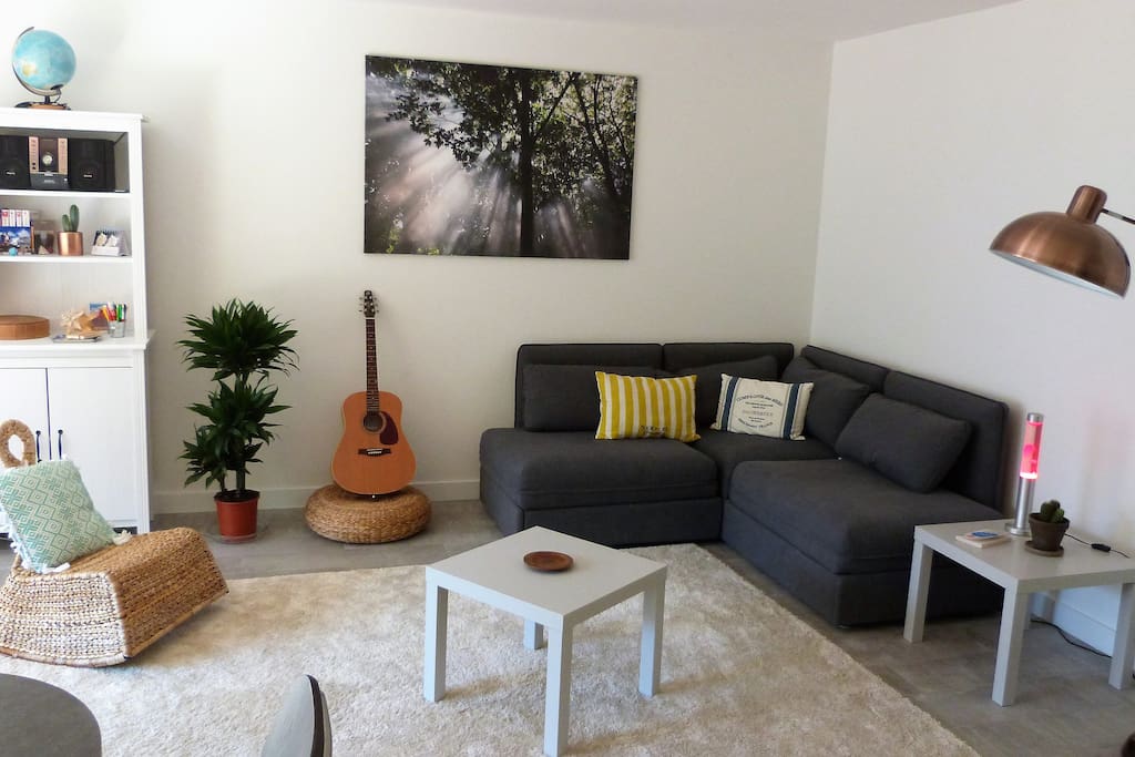 La pièce à vivre et le canapé avec deux lits une place
