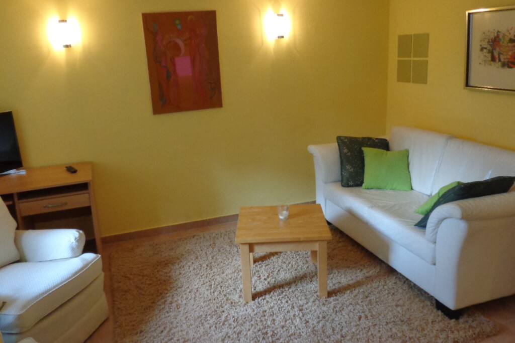 Wohnzimmer mit Schlafsofa