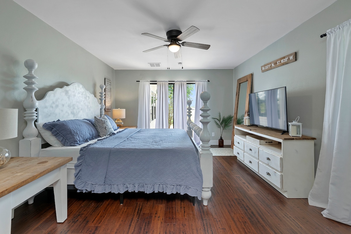 Spálňa č.1 - manželská posteľ, kúpeľňa, detský kútik a posuvné dvere na zadný dvor. 