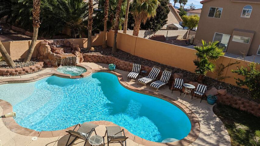 Huge Private Pool/HotTub/BBQ! 15 min to Strip! gallery image 2