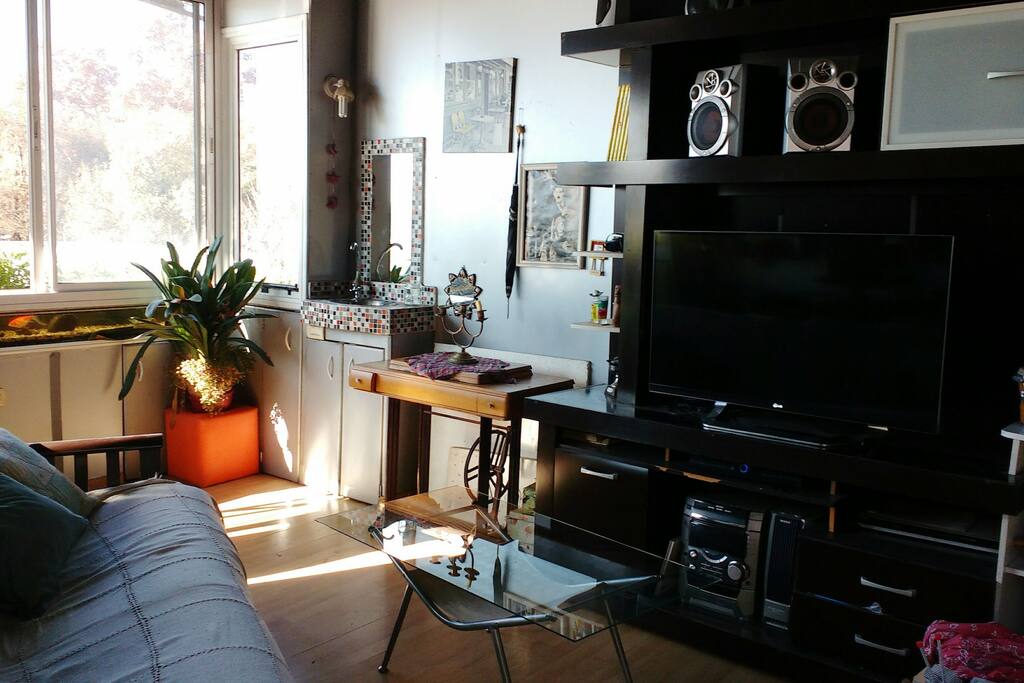 Habitación equipada con equipo de musica y parlantes, escritorio/convertible en mesa de ping pong, Smart TV de 43", sillas apilables si se realiza alguna reunión.
Room with radio, speakers, desk/convertible into a ping pong table, Smart Tv of 43", extra chairs if needed for a reunión or meeting