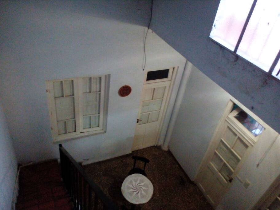 Desayunador común y escalera hacia la habitación