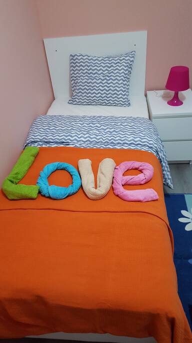 Appartement de gauche situé au 1er étage : chambre à coucher avec un lit simple.