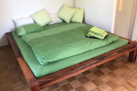 Gemütliches Zimmer in grüner Oase