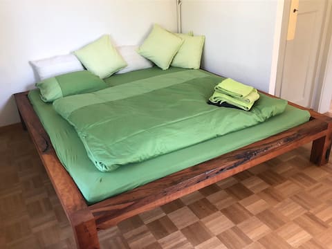Gemütliches Zimmer in grüner Oase
