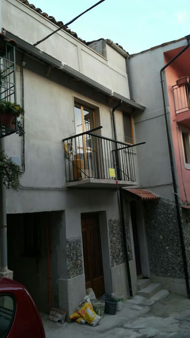 Portone di ingresso e balconcino della cucina