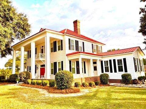 Colonial Farmhouse - 6 bedroom with a pool