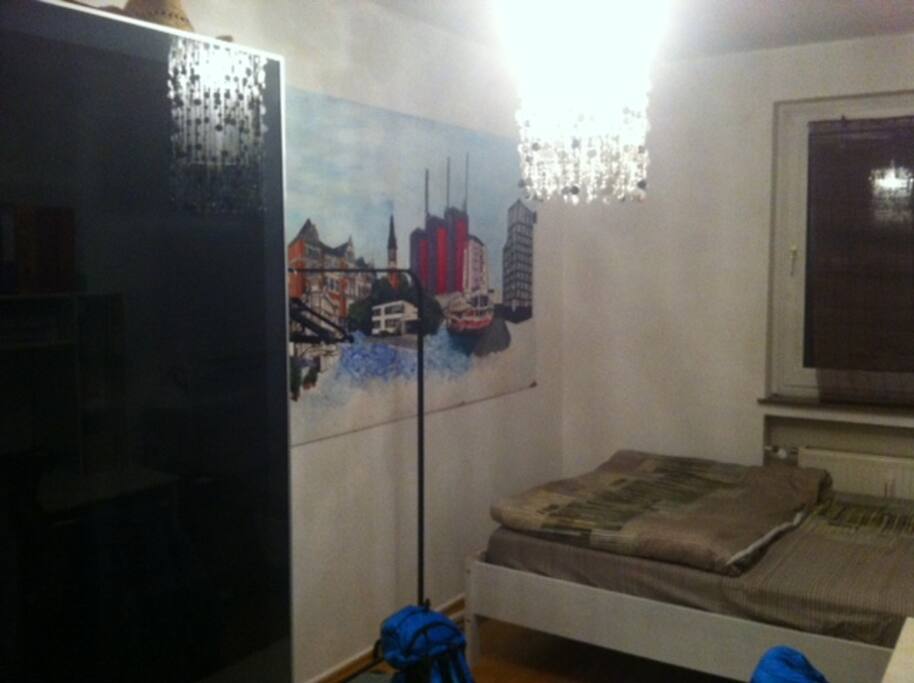 Das ist das kleinere Zimmer, in Richtung Hof, ist also sehr ruhig