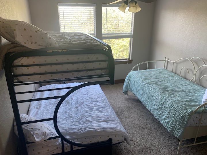 第四间卧室配有双人日光浴床、双人床和全尺寸双层床。