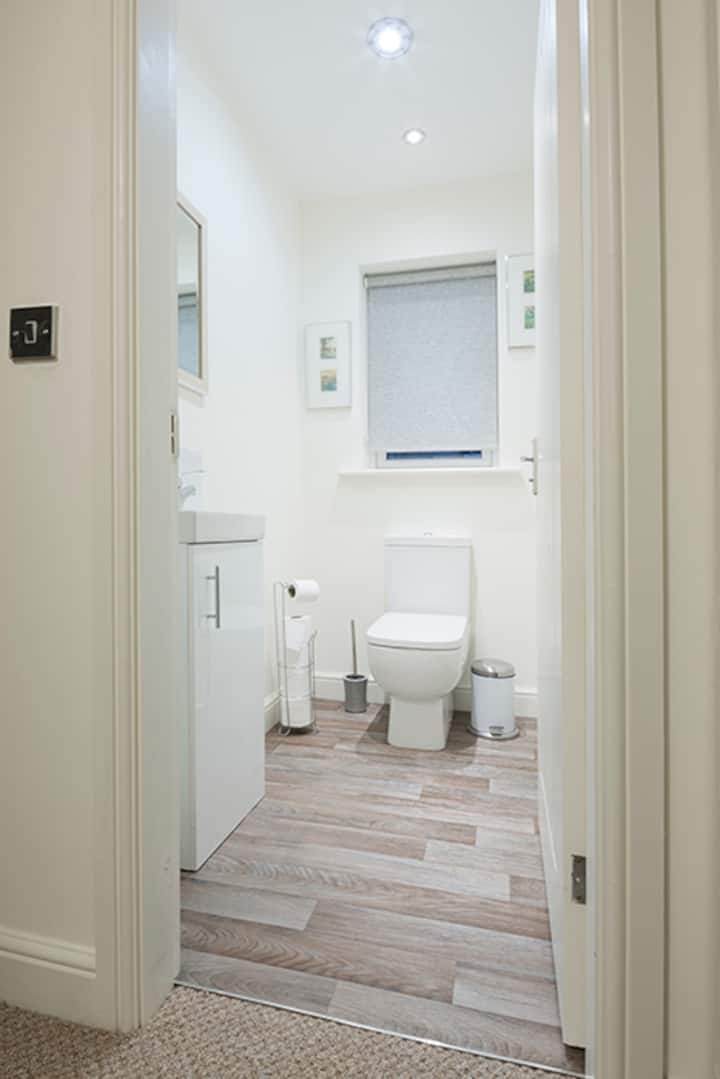 共用厕所/洗手盆和梳妆台位于2号卧室和3号卧室之间。 
