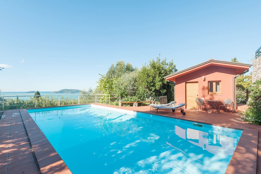 The pool with its cabin - La piscine et la cabine - piscina con cabina