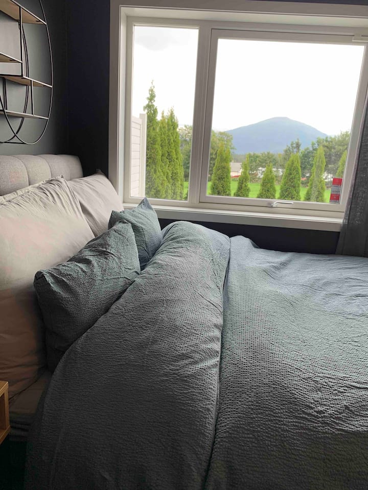 Dormitorio 1er en 1 piso. Cama alta cómoda de 150 cm de ancho. Escritorio, armario doble y TV.