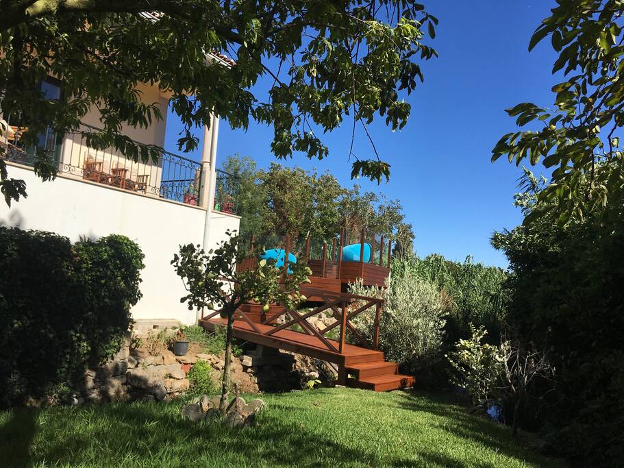 Jardim, ponte , traseiras ( piscina)