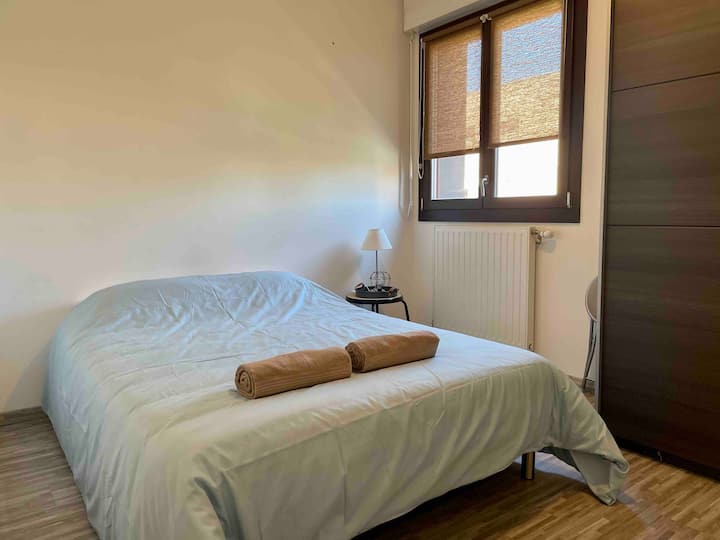 غرفة النوم الثانية في الطابق العلوي، مع خزانة ملابس.