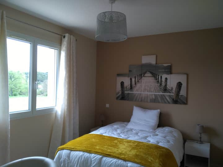 La habitación "moka" con cama de 140.