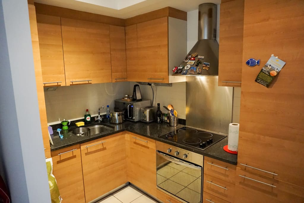 Fully equipped kitchen with Dishwasher, Oven, Fridge, Cooktop