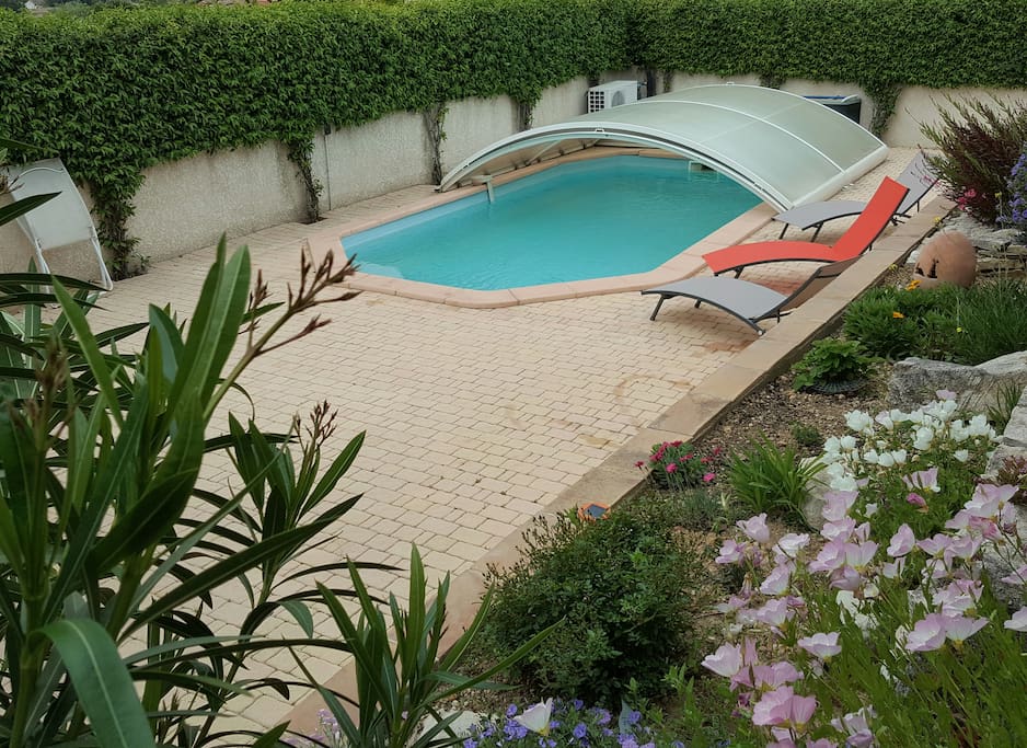 villa avec piscine couverte et chauffée + coin repas et transats