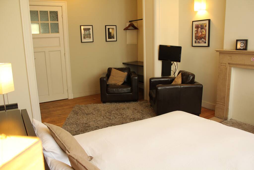 Chambre spacieuse avec coin salon
