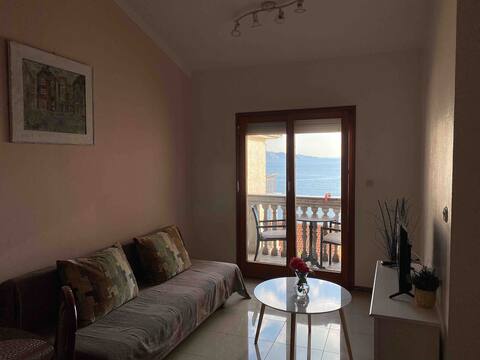 Cosy sea view for two