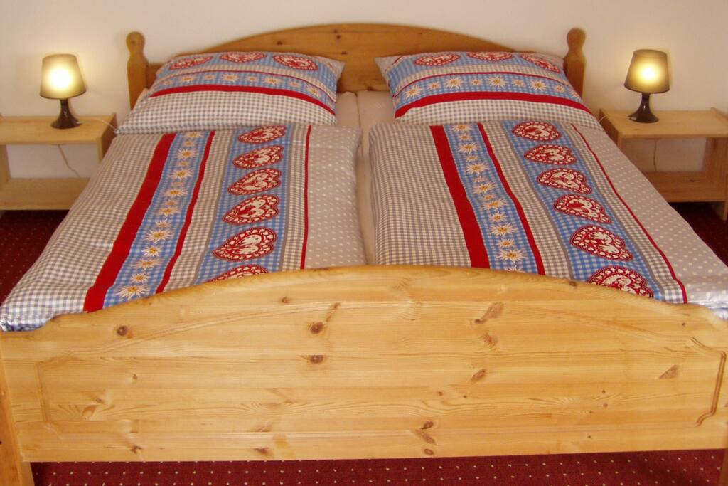 Schlafzimmer mit Doppelbett