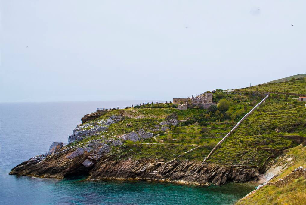 The villa and its sea-borders