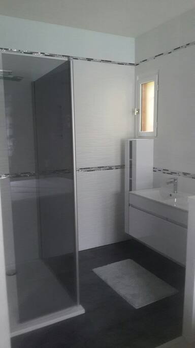 Salle d'eau avec douche et double vasque