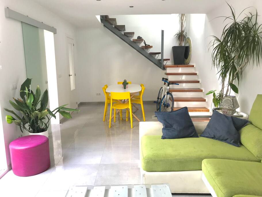 En el salon tambien encontraremos un triple sofá mas chaise long, mesita auxiliar y mesa para 6 personas.