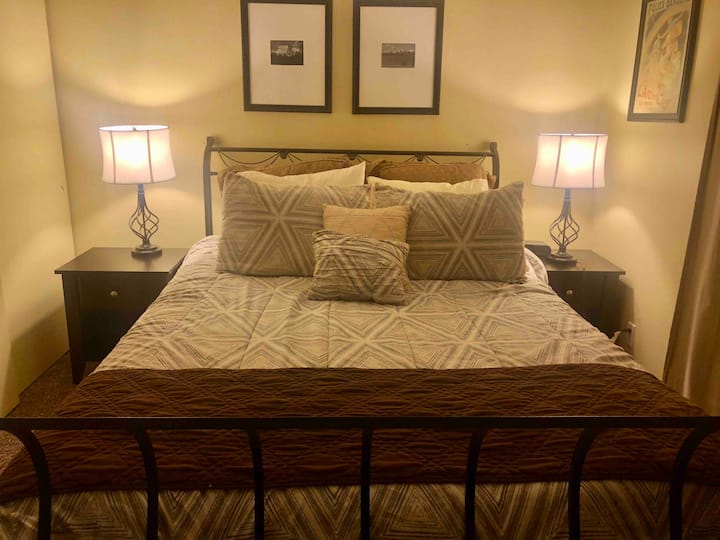 标准双人床卧室，配备50英寸电视